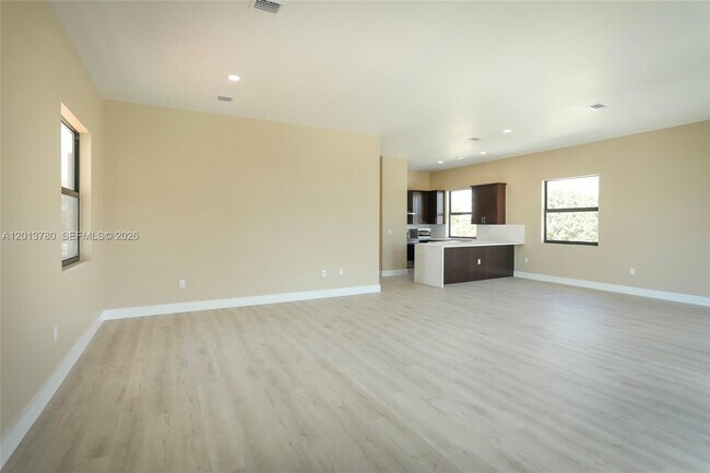 Building Photo - 120 SW 35th Ave