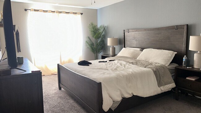 Building Photo - Fully Furnished Three Bedroom Spring Valle...