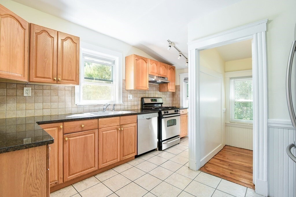Kitchen - 59 Goodenough St