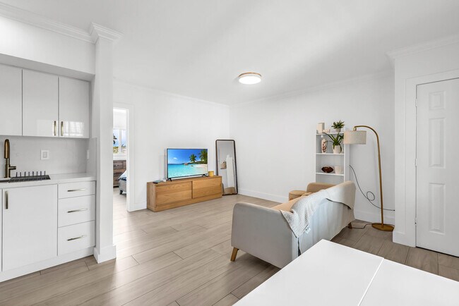 Building Photo - 924 SE 2nd St