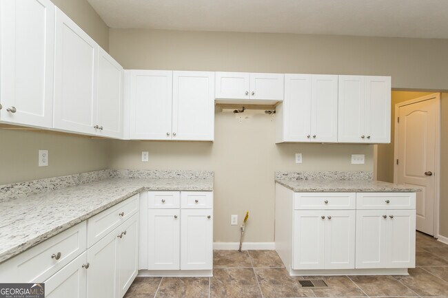 Building Photo - 660 Scenic View