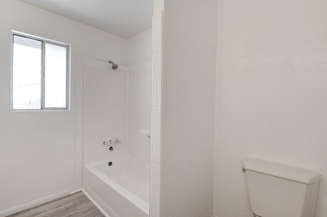 Building Photo - Bright & Spacious 2-Bedroom Condo in Las V...