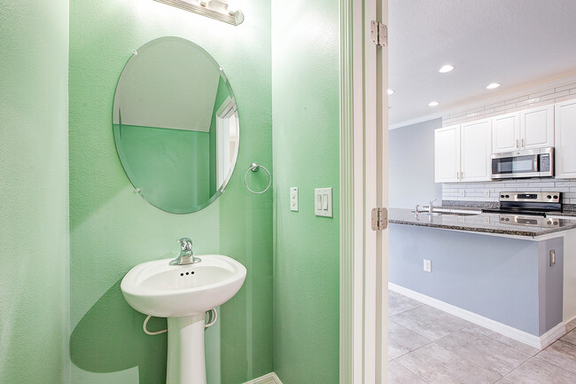 Building Photo - 7055 Summer Holly Pl