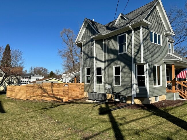 Building Photo - 473 E Elm St
