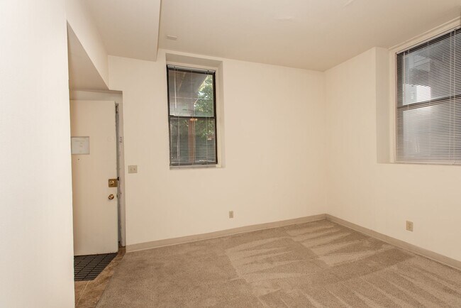 Building Photo - 240 E University Ave