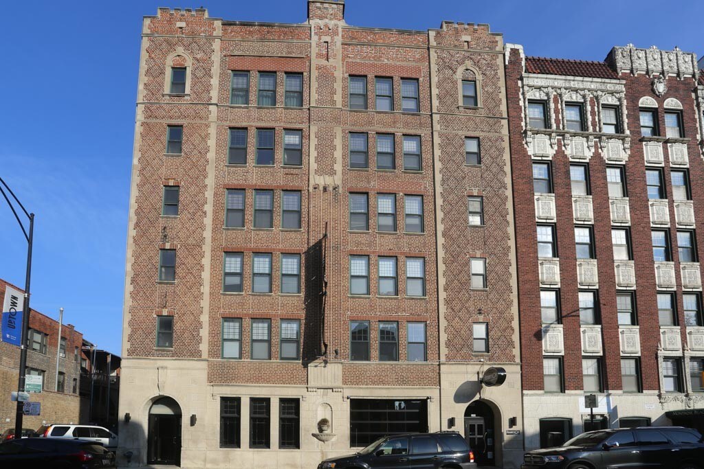 Building Photo - 846 W Montrose Ave