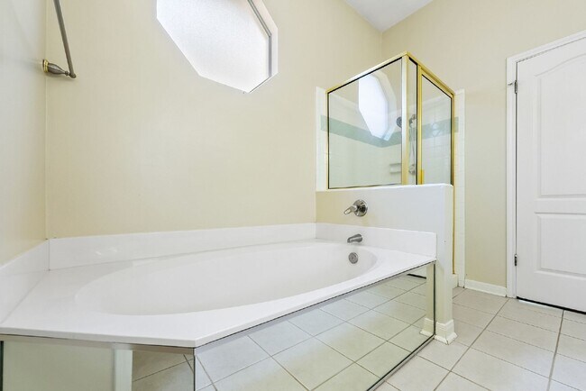 Building Photo - Spacious Cul De Sac Location Surrounded by...