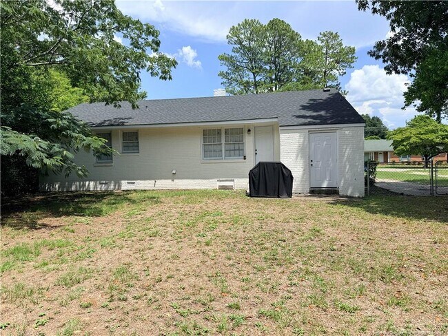 Building Photo - 1944 Westhill Dr