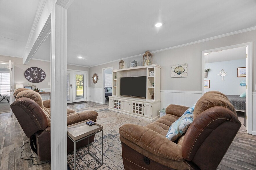 Building Photo - 347 Seabreeze Dr