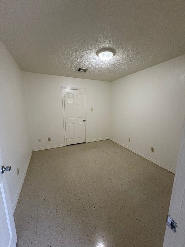 Building Photo - Waveland Duplex