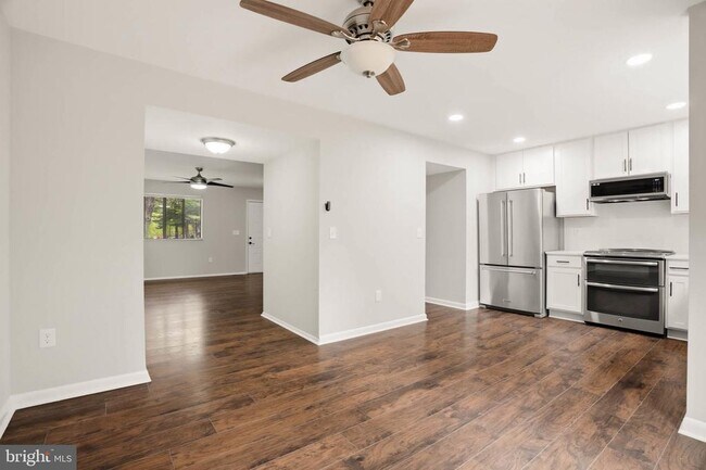 Building Photo - 1382 Almond Dr