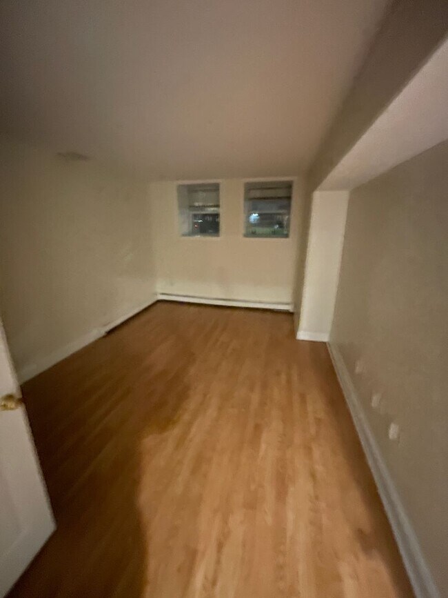 Building Photo - 3-bed Brownstone on Comm Ave in Packard's ...
