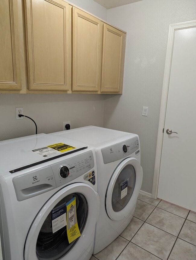 Building Photo - Custominzed home with lots of upgrades and...