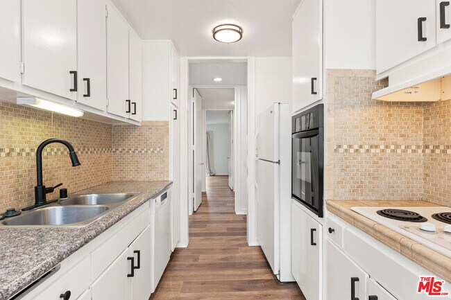 Building Photo - 6000 Canterbury Dr