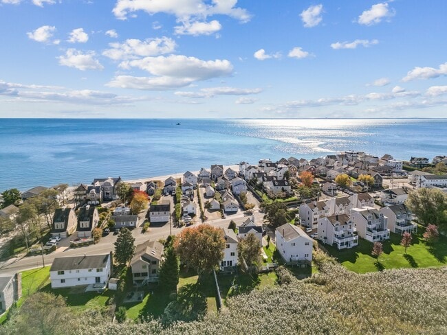 Building Photo - 656 Fairfield Beach Rd