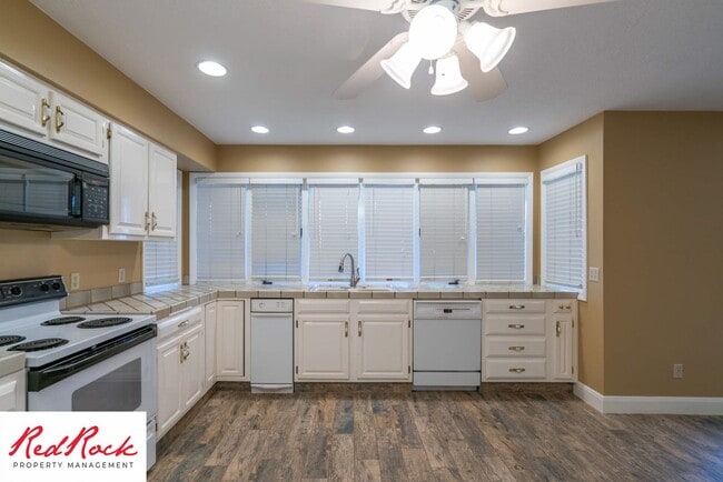 Building Photo - Spacious 5 Bedroom Home in A Quiet Communi...