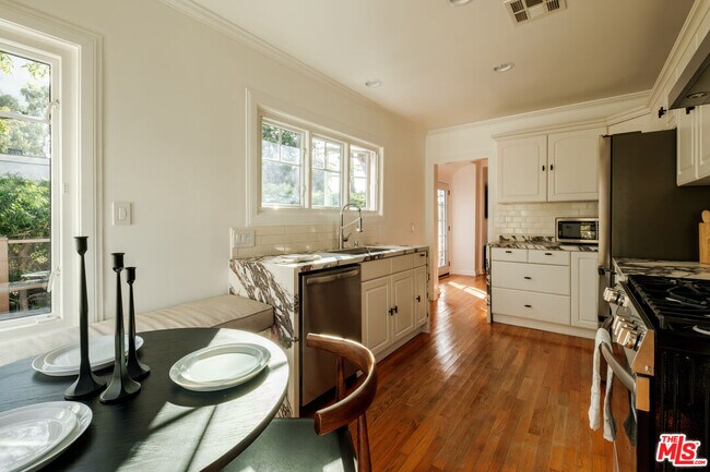 Building Photo - 866 N Doheny Dr