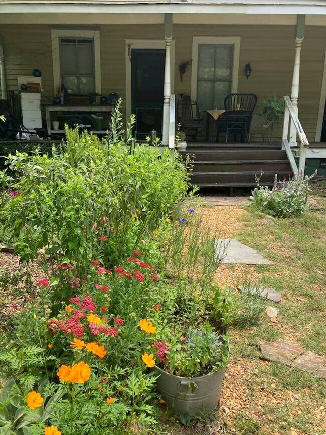 Primary Photo - Charming 2BR Duplex in Boulevard – Walk to...