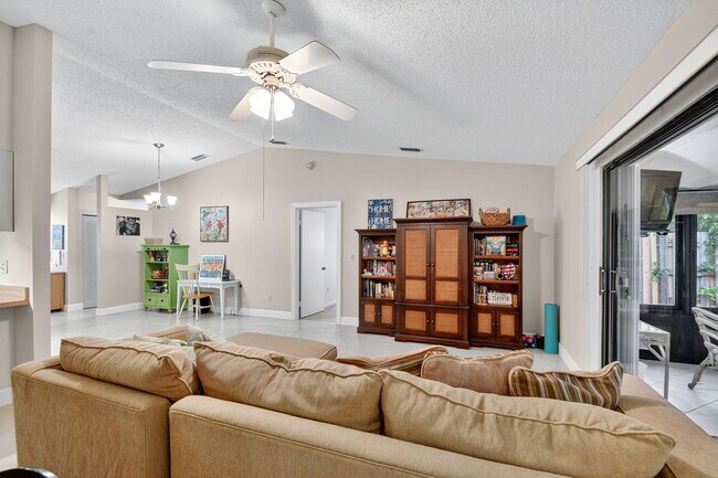 Building Photo - 15 Farnworth Dr