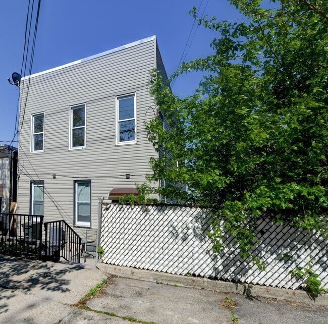 Building Photo - 1103 Grand Ave