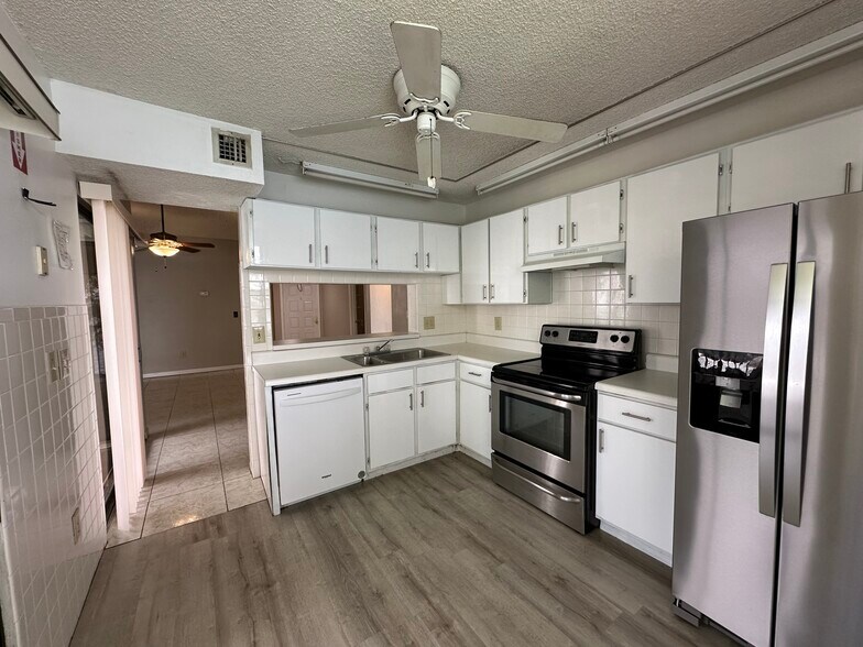 Building Photo - 1024 S Independence Dr