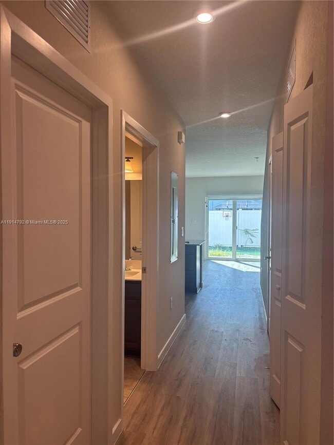 Building Photo - 1021 NE 5th Ave