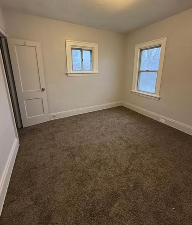 Building Photo - 3bd Single Section 8