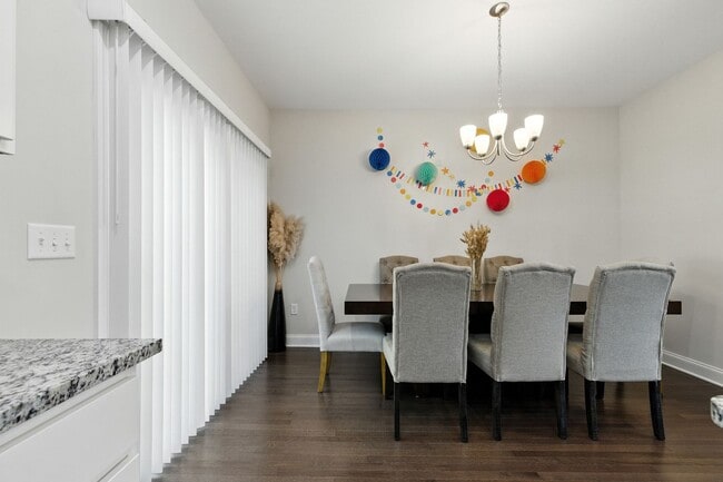 Building Photo - Immaculate Townhouse with Finished Basement