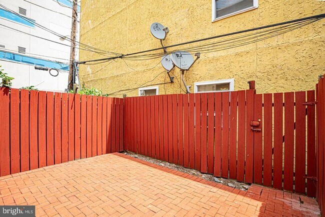 Building Photo - 619 S 19th St
