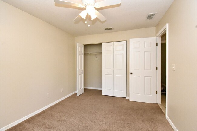 Building Photo - Spacious 3BR/2BA Corner Lot Home + Bonus Room in Silver Springs Shores – $1,650/Month