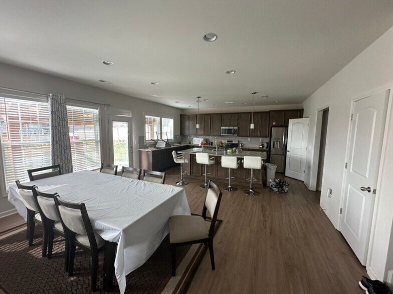 Building Photo - 813 Calista Flt