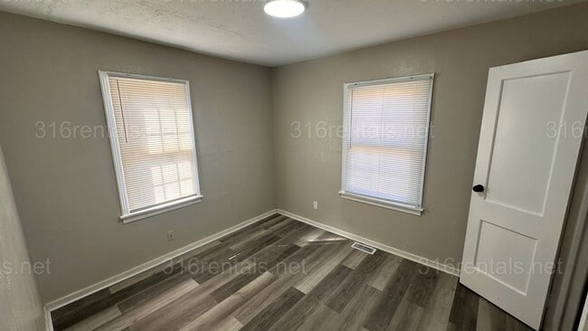Building Photo - $925 2 bedroom / 1 bathroom - Single Family Home