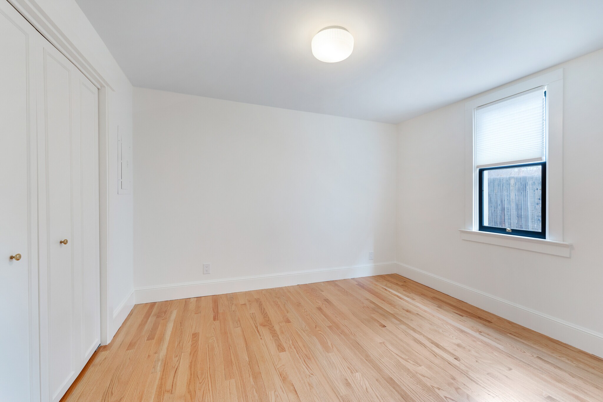 Building Photo - 731 E Linden Ave