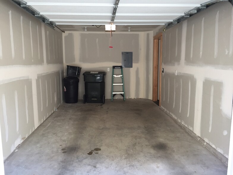 Garage - 320 25th Ave S