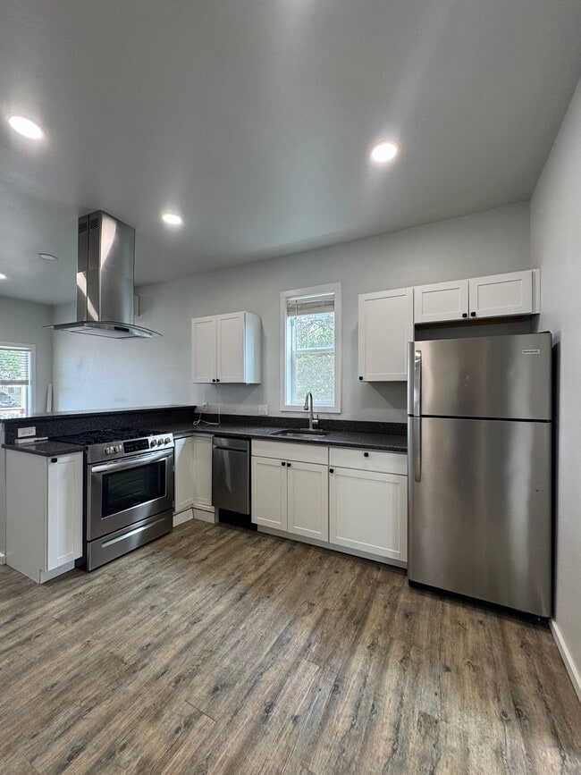 Building Photo - Beautifully Remodeled House