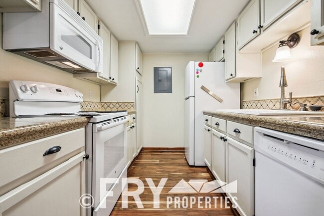 Building Photo - Great Condo In Windsor Community