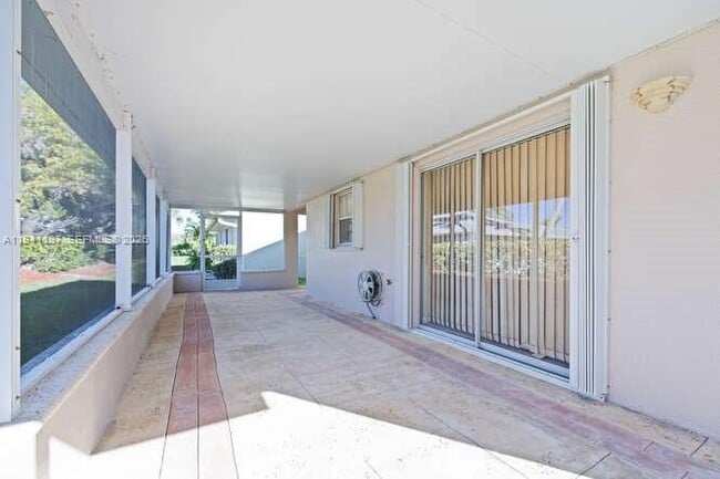 Building Photo - 642 SE 22nd Dr