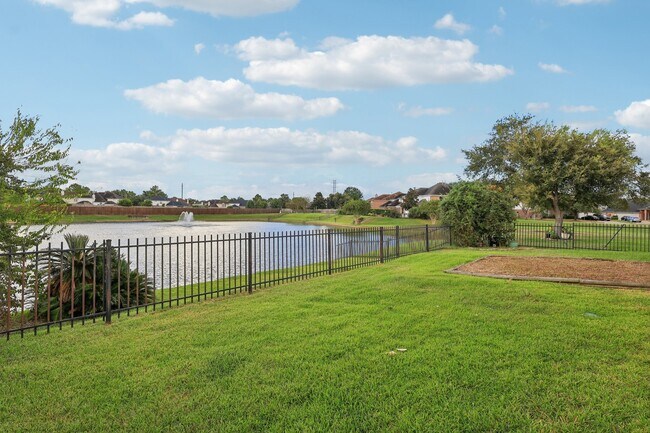 Building Photo - 10206 Pine Flats Dr