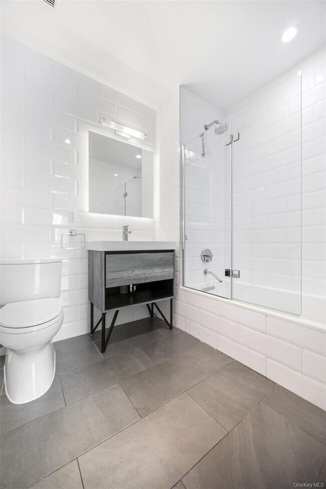 Building Photo - 225 E 138th St