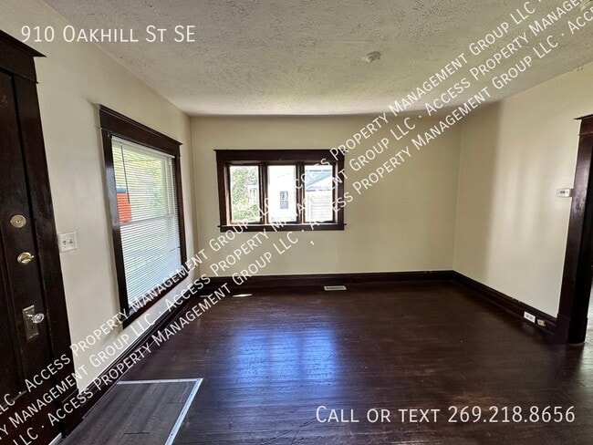 Building Photo - 910 Oakhill St SE