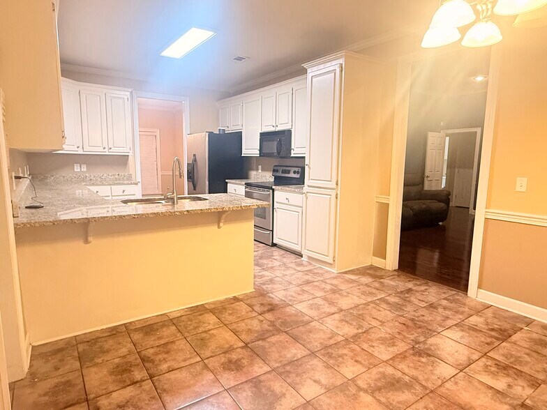 Building Photo - 635 Hampshire Dr