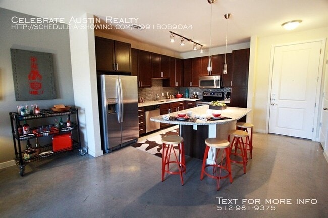 Building Photo - 704