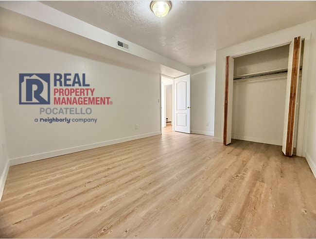 Building Photo - 4 bed 3 bath house - 2 car garage - RV parking