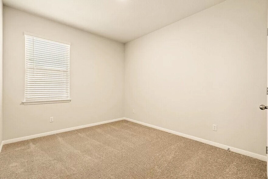 Building Photo - 388 Glocken Ln