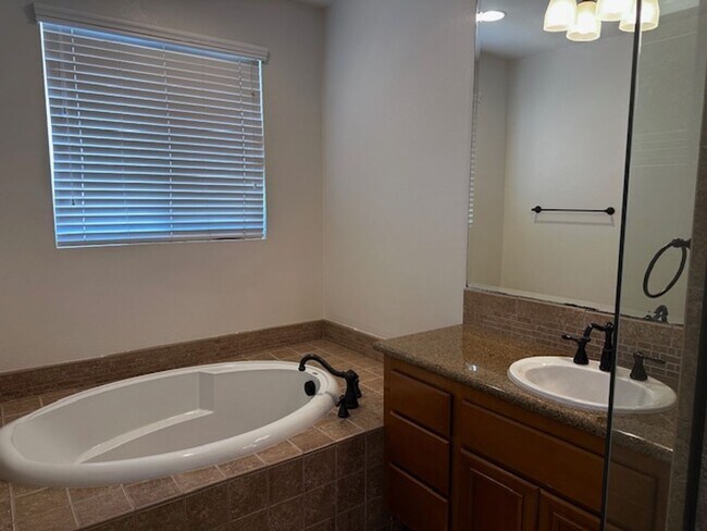 Building Photo - Excellent Extended Family home!