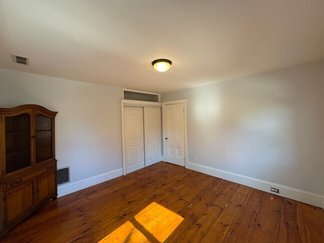 Building Photo - Spacious 4-Bedroom Townhouse with Garage &...