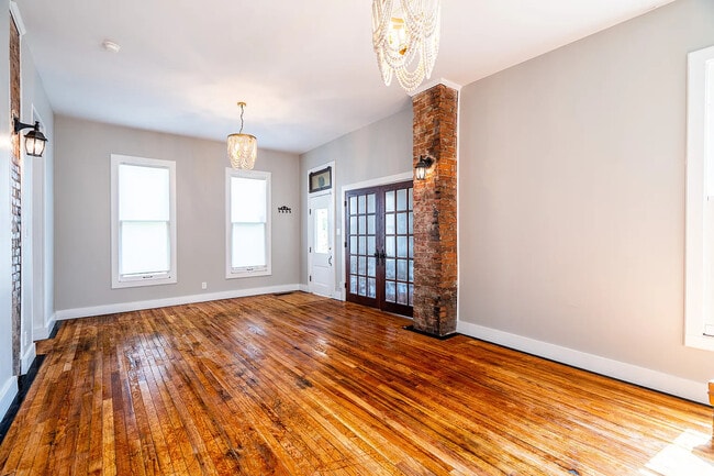 Building Photo - 844 River Ave