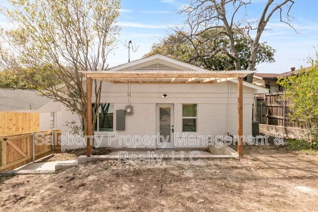 Building Photo - 2105 Tremont Ave