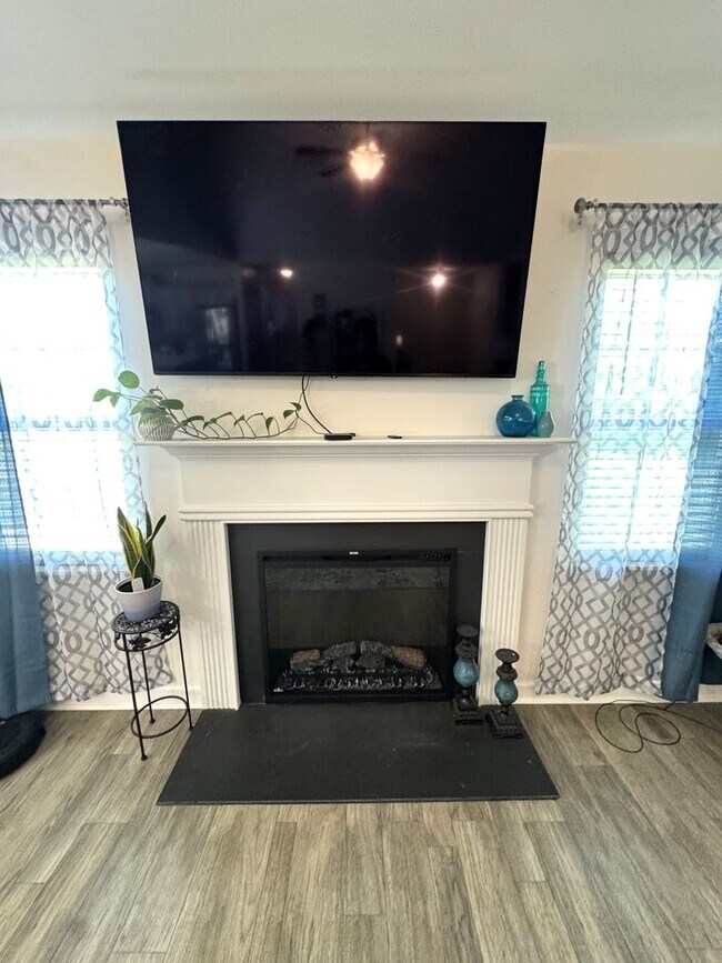 Building Photo - Beautiful home! Convenient to the city with all shopping!