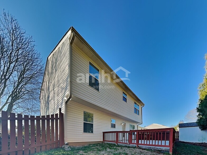 Building Photo - 139 Julian Pond Ln